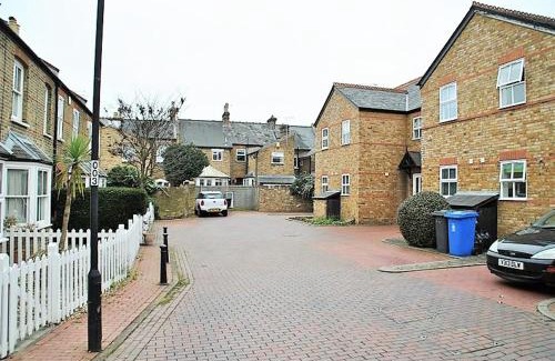 Windsor City Centre Apartment | Garfield Place Cosy 2-Bedroom Cottage Central Windsor with Parking