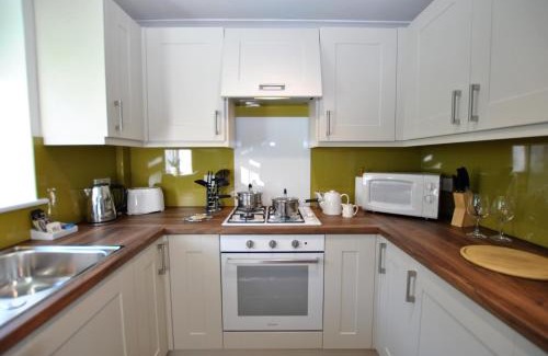 Windsor City Centre Apartment | Garfield Place Cosy 2-Bedroom Cottage Central Windsor with Parking