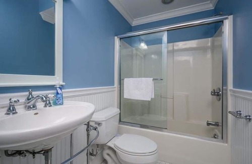 Osterville House | Gated community luxury home in Oyster Harbors, Osterville. RPMS136