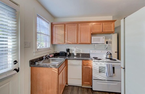 Midtown Apartment | Gated Midtown Cottage with Perfect Location!