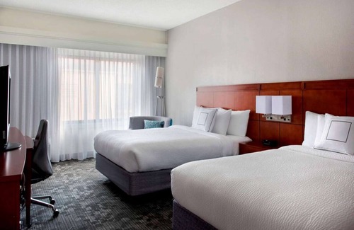 Middletown Hotel | Generously Sized Room Near the Airport w/Hot Tub & 2 Pools Access - Parking