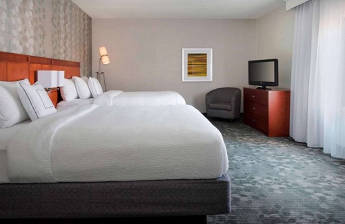 Middletown Hotel | Generously Sized Room Near the Airport w/Hot Tub & 2 Pools Access - Parking