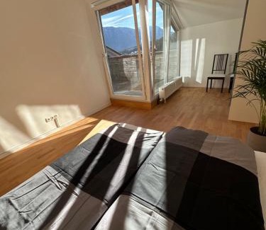 Imst Apartment | Geräumiges sonniges Apartment mit Bergblick