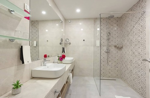 Ulcinj Hotel | Get Ready for Blissful Getaway! 2BR Suite w/Seaview, Beachfront, Outdoor Pools!