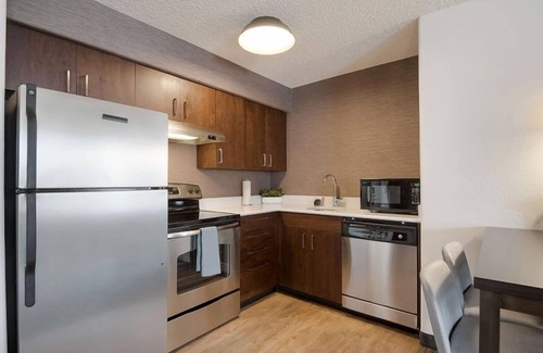 Reno/Tahoe Airport Hotel | Getaway Vacation! Pets Allowed, w/Full Kitchen, Onsite Parking, FREE Breakfast!