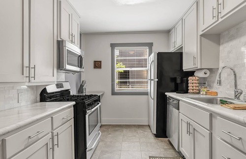 College Station Apartment | GIG'EM: Walk to A&M, Comfy King Bed, Sleeper Sofa