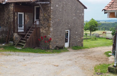 Souternon Cottage | Gîte 'Lieu De Stages' with Mountain View, Shared Terrace and Garden