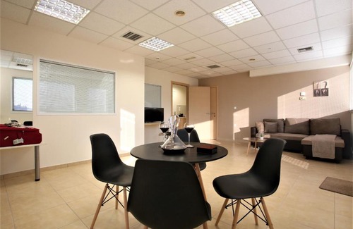 Markopoulon Apartment | GK Airport Suites - Free Shuttle by GK Properties