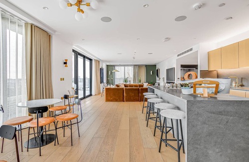 St. Pancras and Somers Town Apartment | Glamorous 3 Bedroom Condo