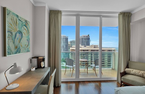 Coconut Grove Apartment | Glamorous Bay View Studio in the Grove