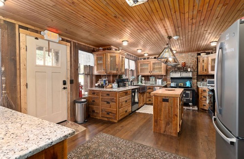 Topton Apartment | Glen Choga Lodge- Entire Lodge sleeps 16
