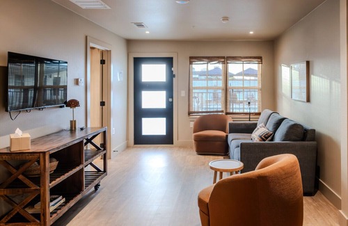 Brazos Hotel | Gloria Inn-5 minutes from Baylor and 2 Blocks to Magnolia
