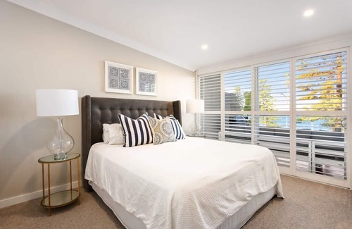 Dee Why Apartment | Glorious Beachfront 3-Bed with Breathtaking Views