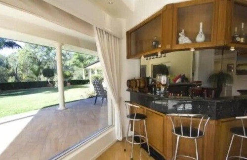 Helensvale Apartment | Glorious Family Hideaway with Palatial 6BR 4B