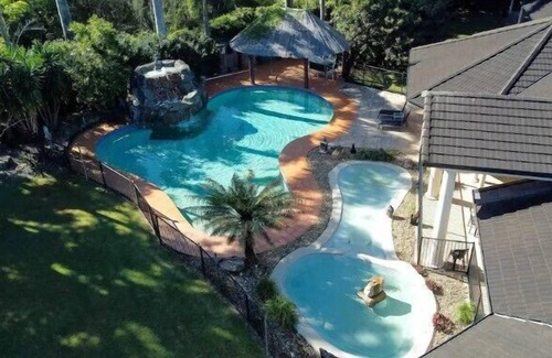 Helensvale Apartment | Glorious Family Hideaway with Palatial 6BR 4B