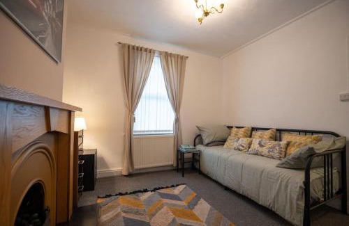 Gloucester House | Gloucester City - Birchmore House - 2 Bedroom End Terrace Property Near To City Centre & Hospital With On-Street Parking - Sleeps 5 - Great For Hospital Workers & Contractors - Hosted by RENTMYHOUSE