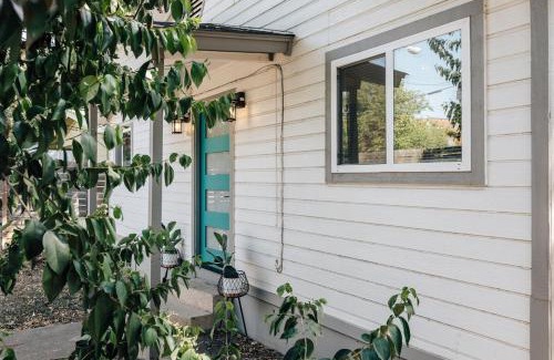 Holly House | Golden Girls Home at Dtwn, Fenced Yard, Sleep 9