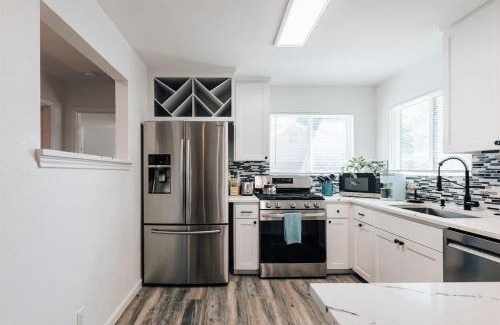 Holly House | Golden Girls Home at Dtwn, Fenced Yard, Sleep 9