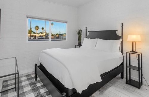 Alegre Community Apartment | Golden Hour at the Cul-de-sac Apartment