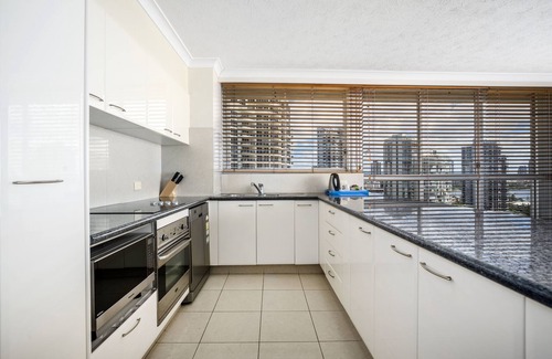 Main Beach Apartment | Golden Sands on the Beach