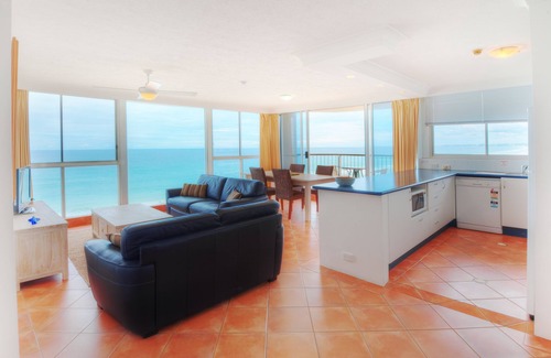 Main Beach Apartment | Golden Sands on the Beach