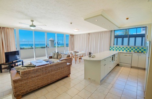 Main Beach Apartment | Golden Sands on the Beach