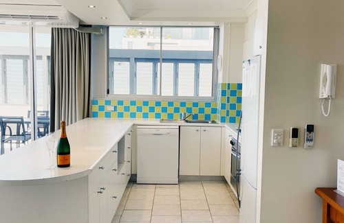 Main Beach Apartment | Golden Sands on the Beach