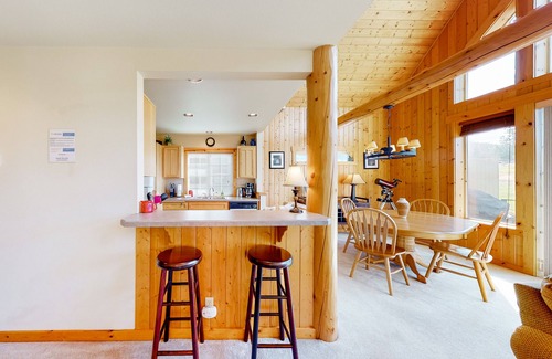 Redmond Ski Chalet | Golf course-view chalet with fireplace, pools, tennis, gym, golf, volleyball