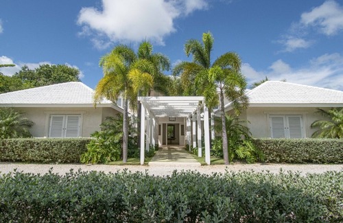 Punta Cana Villa | Golf-front Villa With Large Spaces Staff and Pool Situated in Luxury Beach Resort