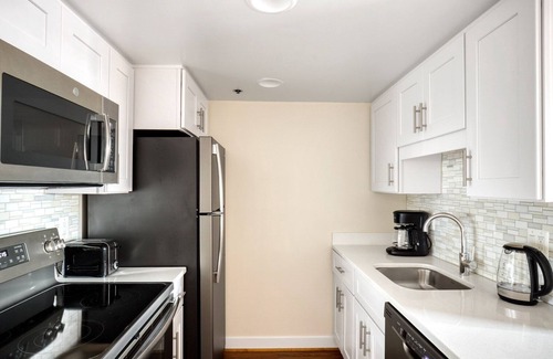 Ballston Apartment | Gorgeous Ballston 1BR w/W/D, Gym & Pool, near Metro, by Blueground