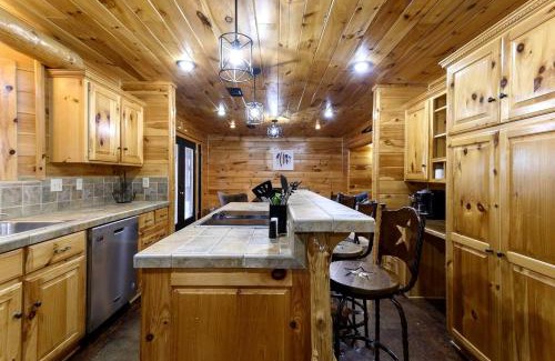 Broken Bow House | Gorgeous Cabin with Game Room and Hot Tub in Broken Bow, Oklahoma