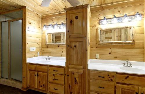 Broken Bow House | Gorgeous Cabin with Game Room and Hot Tub in Broken Bow, Oklahoma