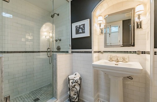 Barrie House | Gorgeous Cape Cod Home in historic North Barrie-lake views & 2 min walk to lake