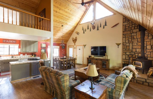Arnold Ski Chalet | Gorgeous Deer Run Chalet (includes neighborhood lake access)
