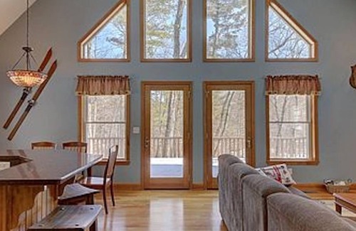 North Conway Ski Chalet | Gorgeous Family Retreat in North Conway!