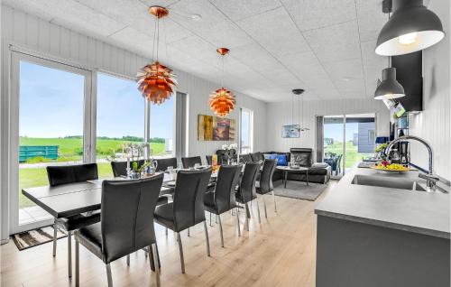 Hjarbæk House | Gorgeous Home In Løgstrup With Kitchen