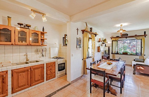 Pupnat House | Gorgeous home in Pupnat with kitchen