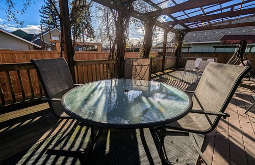 Orenco House | Gorgeous home in the heart of Orenco, close to Intel, Nike, perfect for groups!