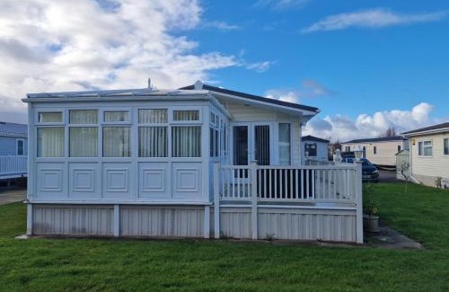 Skegness Cabin | Gorgeous Lodge With Decking At Southview Holiday Park In Skegness Ref 33093V