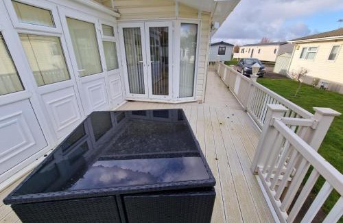 Skegness Cabin | Gorgeous Lodge With Decking At Southview Holiday Park In Skegness Ref 33093V