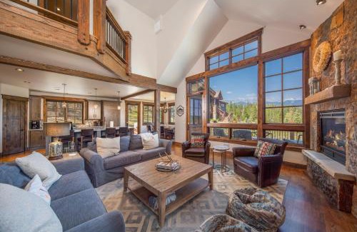 Corkscrew Flats House | GORGEOUS modern estate private ski SHUTTLE! Hot Tub, hiking trail to town, fire pit, even a SONIC ice maker!