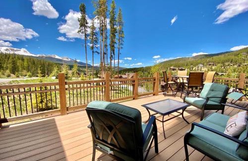 Corkscrew Flats House | GORGEOUS modern estate private ski SHUTTLE! Hot Tub, hiking trail to town, fire pit, even a SONIC ice maker!