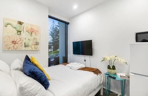 Avondale Apartment | Gorgeous Studio - Heart of Avondale - Netflix WiFi