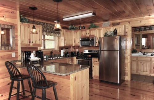 Gatlinburg - Pigeon Forge Cabin | GORGEOUS VIEWS of the SMOKIES ~ Centrally Located ~ Wifi ~ DreamBeds ~ Keurig
