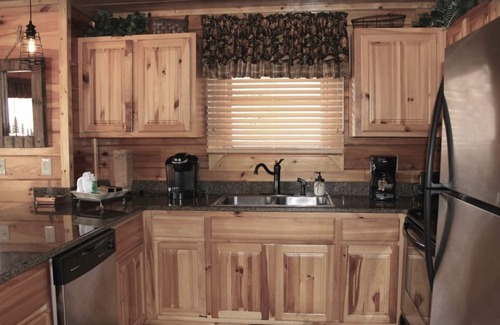Gatlinburg - Pigeon Forge Cabin | GORGEOUS VIEWS of the SMOKIES ~ Centrally Located ~ Wifi ~ DreamBeds ~ Keurig
