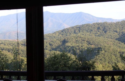 Gatlinburg - Pigeon Forge Cabin | GORGEOUS VIEWS of the SMOKIES ~ Centrally Located ~ Wifi ~ DreamBeds ~ Keurig