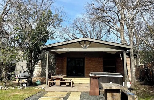 Bryker Woods House | Gorilla House - Backyard Oasisnn