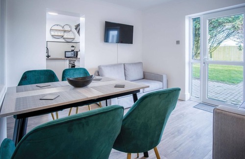 Port-Eynon Apartment | Gower Hideaway - 3 Bed Apartment - Ocean Breeze