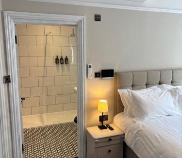 Tring Apartment | Grace's Guesthouse 68b