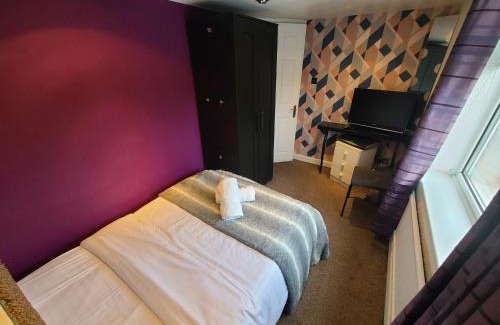 Droylsden House | Grand House Near Etihad Coop Live